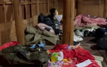 男子跟旅行团旅游 被安排住在通铺（旅行遭罪）