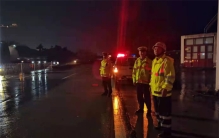 警察抓坏人 为啥要鸣警笛（拉响警笛）