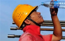 男子高温下工作不敢停歇 只会给儿子做彩礼（男人重担）