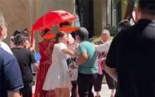 新郎接亲现场 陌生大妈门口儿抢红包（无理婚闹）