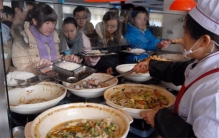 食堂宁愿倒掉饭菜 为啥也不愿多给学生（食堂打饭）