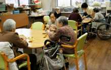 五个阿姨抱团养老 两个月后散伙（抱团养老）