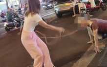 街头出现荒唐景象 女子把男人当狗牵（愿赌服输）