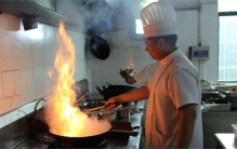 饭店厨师一直开着水龙头 为啥不关掉（厨师灶）