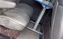 男子在车里铺瓷砖 居然还有踢脚线（车内装修）