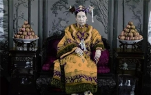 慈禧每日凌晨3点多起床8点上朝 中间都在干嘛  （打扮）