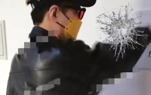 娱乐圈再曝丑闻，男演员不仅吃软饭，还劈腿欠钱咬伤女友