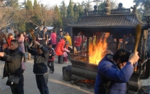 大妈阻拦游客团 强行卖香烛（强买强卖）