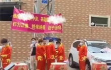 妻子碰到丈夫出轨 却敲锣打鼓（大张旗鼓）