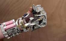 专家发明机械假肢 除了照明充电 还有无人机（新型假肢）