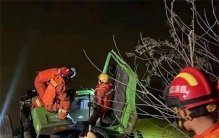 小伙加薪被拒绝 把老板车丢进河（薪资纠纷）