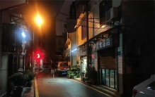 超市大街夜晚留灯 只为照顾夜归女孩（女孩平安）