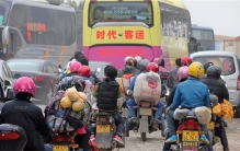 农民工返乡 为什么跟愿意骑摩托（民工回家）