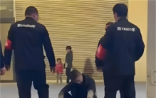 五个保安围殴年轻人 这是怎么回事？（保安职责）