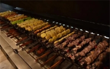 男子带俩女孩吃饭 没钱买单当场下跪（男性尊严）