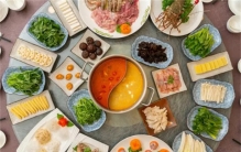 男子请女同学吃饭 被对方老公泼火锅汤（异性避嫌）