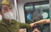 女子地铁子地铁暴打小伙 男人就得站着？（男女平等）