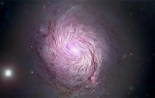 形似“娃娃头”超酷星系 如何形成 令人意外（螺旋星系）