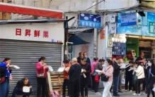 游客在香港街头吃盒饭 却被当地人嘲笑（地域歧视）