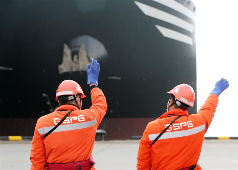 全球最大的超大型集装箱船在山东港口青岛港投入商业运营