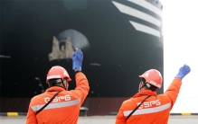 全球最大的超大型集装箱船在山东港口青岛港投入商业运营