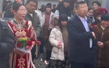 新人结婚新郎一脸嫌弃 凭啥这么拽？（嫌弃妻子）