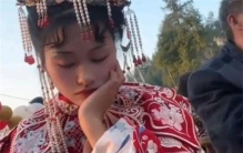 新娘婚礼后原地睡着 闻到饭香才起来（结婚劳累）