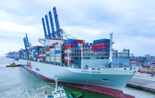甲板面积≈3.5个足球场！世界最大型集装箱船靠泊广州港南沙港区