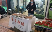 女生靠摆地摊 居然还清百万债务（地摊经济）