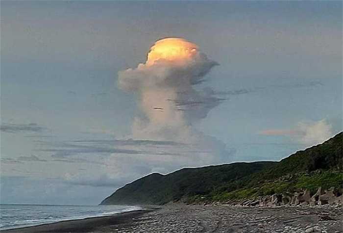 台东出现火红色蘑菇云 犹如核弹爆炸  （自然现象）