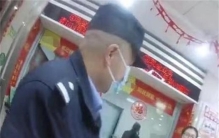 女子取钱之后 账户内莫名进账（工作失误）