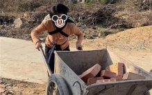 丈夫去世女子被赶出家门 只能背着孩子赚钱（婆媳关系）