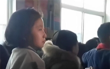 女孩儿父母离婚 开家长会无人前来（离婚伤害）