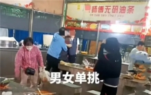 海南老人互相扔饭菜 只是为了占座位（为老不尊）