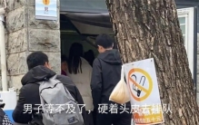 景区男厕所被挤满 男子进去却遭到排挤（男女厕所）