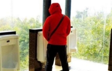 世界上最没有隐私的厕所 像别人一直看自己(透明厕所)