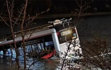 上海坠河公交被打捞上岸 车体已经变形（公交坠河）