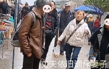 女子想买东西 却被身边丈夫连踢两脚（中年伴侣）