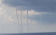 通河出现龙吸水  巨型水柱直冲云霄  （水龙卷）