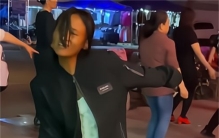 湖南女子光脚流浪 60岁父亲说出事实（感情打击）