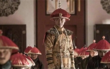 清朝官员在行跪拜礼时 为何拍两下袖子  （三点原因）