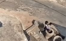 小男孩儿被女孩儿扔进井里 家长却这样说（安全意识）