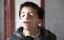 男孩儿患上奇怪疾病 从小到大不敢见人（奇怪男孩）