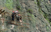 每天工资600 很少人敢做（悬崖工人）