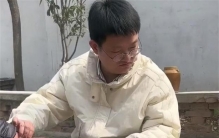 江苏女子带男友回家 居然成为全村义诊（医生男友）