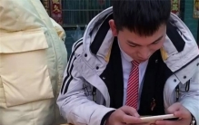 婚礼现场新郎一直打游戏 新娘子是身怀六甲（奇葩夫妻）