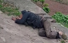 四川老人醉倒路边 老婆跑了都要喝酒（老酒鬼）