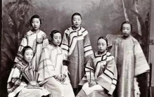 在饭桌前站了24年 子登科及第才被允许坐下吃饭（小妾）