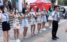 足浴店美女跳舞 大爷每天都捧场（好色老人）