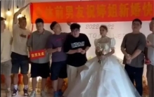 新娘结婚当日 九个前男友祝贺（无聊的玩笑）